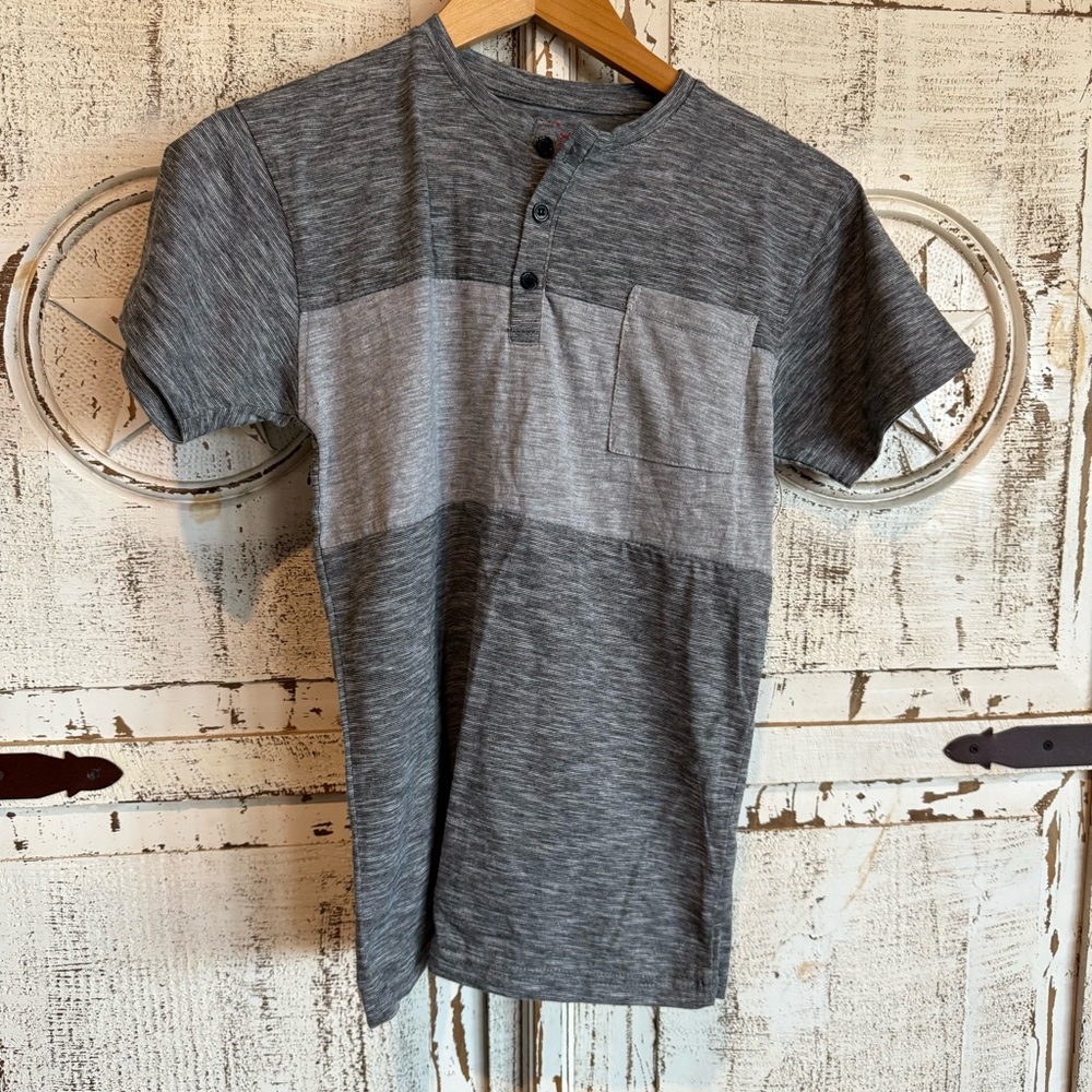 Galaxy By Harvic Gray Modern Short Sleeve Tee